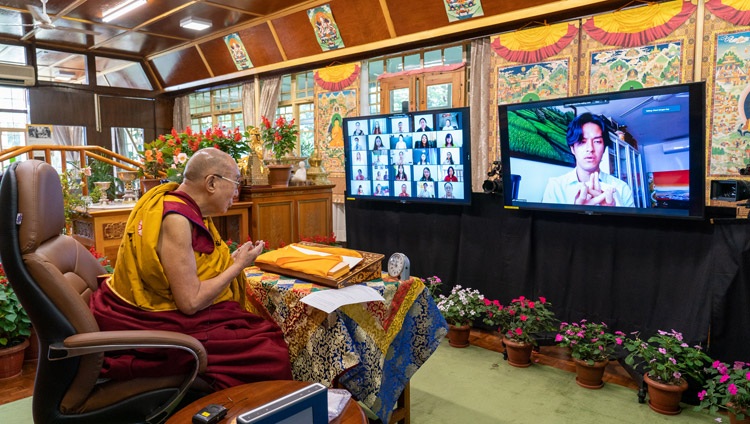 Un miembro de la audiencia virtual haciendo una ofrenda tradicional de mandala al comienzo de la conversación en línea de Su Santidad el Dalái Lama con estudiantes indonesios desde su residencia en Dharamsala, HP, India, el 11 de agosto de 2021. Foto de Ven Tenzin Jamphel