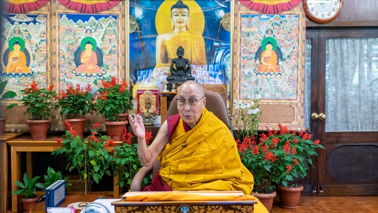 Su Santidad el Dalái Lama se dirige a la audiencia virtual durante su conversación por internet con estudiantes indonesios desde su residencia en Dharamsala, HP, India, el 11 de agosto de 2021. Foto de Ven Tenzin Jamphel