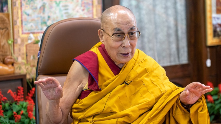 Su Santidad el Dalái Lama respondiendo a las preguntas de la audiencia virtual durante su conversación por internet con estudiantes indonesios desde su residencia en Dharamsala, HP, India, el 11 de agosto de 2021. Foto de Ven Tenzin Jamphel