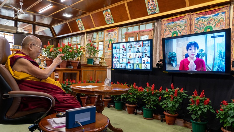 Su Santidad el Dalái Lama respondiendo a una pregunta de un miembro de la audiencia virtual durante su enseñanza por internet en su residencia de Dharamsala, HP, India, el 18 de agosto de 2021. Foto de Ven Tenzin Jamphel 