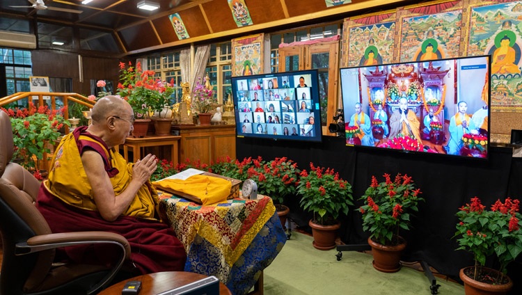 Monjes y monjas del templo de Quan Am Cac, Vietnam, recitan el «Sutra del Corazón» en vietnamita al comienzo de la enseñanza por internet de Su Santidad el Dalái Lama desde su residencia en Dharamsala, HP, India, el 8 de septiembre de 2021. Foto de Ven Tenzin Jamphel