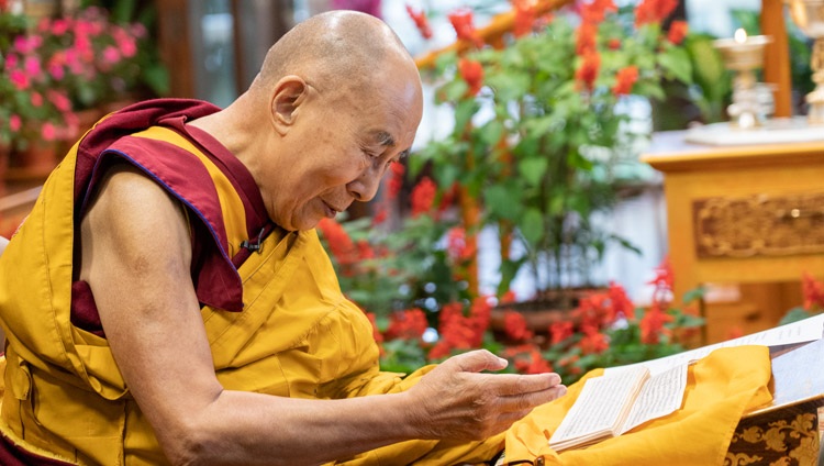 Su Santidad el Dalái Lama leyendo el autocomentario de Chandrakirti sobre el «Ingreso al Camino Medio» durante sus enseñanzas por internet desde su residencia en Dharamsala, HP, India, el 8 de septiembre de 2021. Foto de Ven Tenzin Jamphel