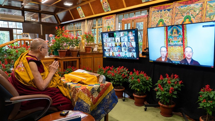 Monjas de Pao Kwan Foh Tang, Singapur, recitando el «Sutra del Corazón» en chino al comienzo del segundo día de las enseñanzas de Su Santidad el Dalái Lama por internet desde su residencia en Dharamsala, HP, India, el 9 de septiembre de 2021. Foto de Ven Tenzin Jamphel