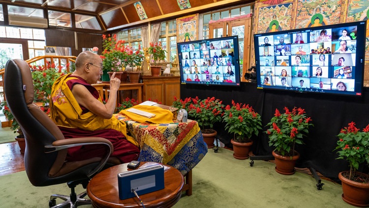 Su Santidad el Dalái Lama dirigiéndose a la audiencia virtual de budistas asiáticos en el segundo día de enseñanzas por internet desde su residencia en Dharamsala, HP, India, el 9 de septiembre de 2021. Foto de Ven Tenzin Jamphel