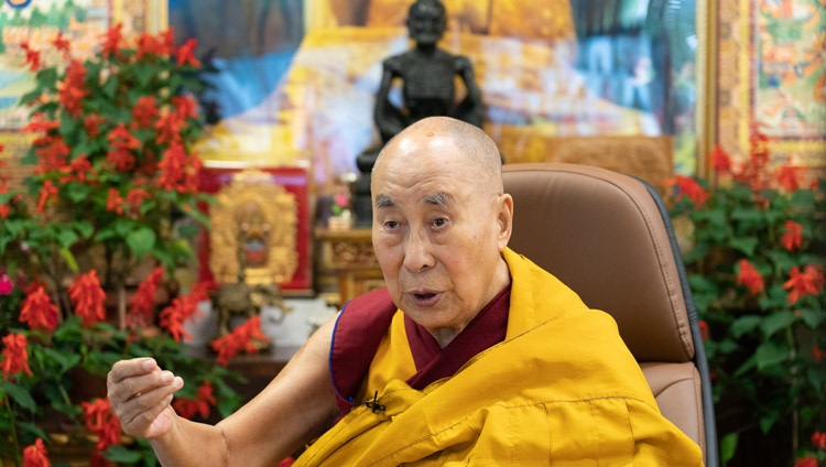 Su Santidad el Dalái Lama hablando en el segundo día de sus enseñanzas sobre el «Ingreso al Camino Medio» de Chandrakirti por internet desde su residencia en Dharamsala, HP, India, el 9 de septiembre de 2021. Foto de Ven Tenzin Jamphel