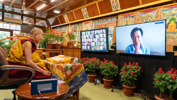 Su Santidad el Dalái Lama respondiendo a una pregunta de un miembro de la audiencia virtual durante el segundo día de sus enseñanzas sobre «Ingreso al Camino Medio» de Chandrakirti, por internet desde su residencia en Dharamsala, HP, India, el 9 de septiembre de 2021. Foto de Ven Tenzin Jamphel