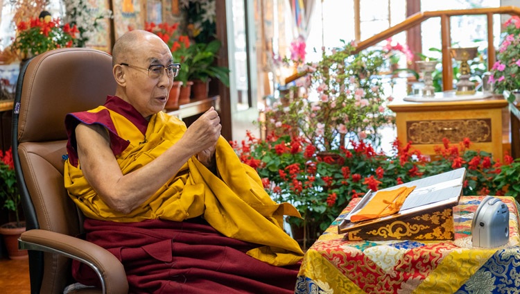 Su Santidad el Dalái Lama dirigiéndose a la audiencia virtual en el primer día de sus enseñanzas por internet desde su residencia en Dharamsala, HP, India, el 9 de octubre de 2021. Foto de Ven Tenzin Jamphel