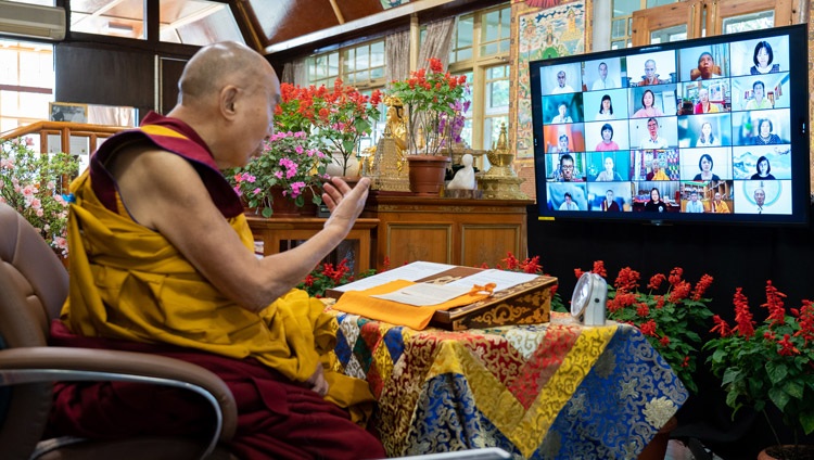 Su Santidad el Dalái Lama comentando la «Alabanza al Surgimiento Dependiente» de Ye en el primer día de enseñanzas por internet desde su residencia en Dharamsala, HP, India, el 9 de octubre de 2021. Foto de Ven Tenzin Jamphel