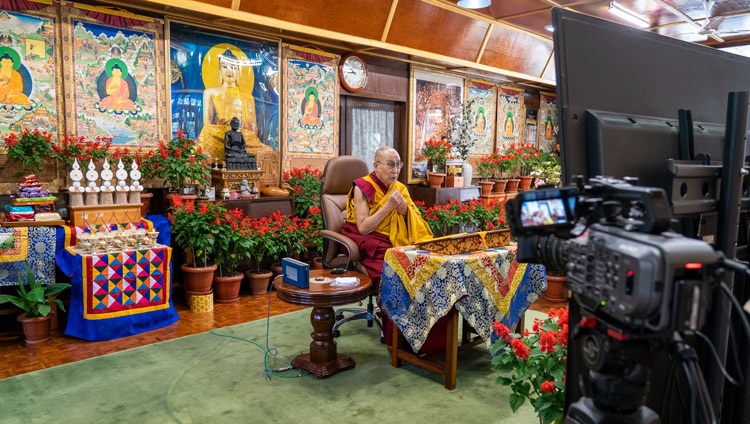 Su Santidad el Dalái Lama hablando en el segundo día de sus enseñanzas sobre la «Alabanza al surgimiento dependiente» en línea desde su residencia en Dharamsala, HP, India el 10 de octubre de 2021. Foto de Ven Tenzin Jamphel