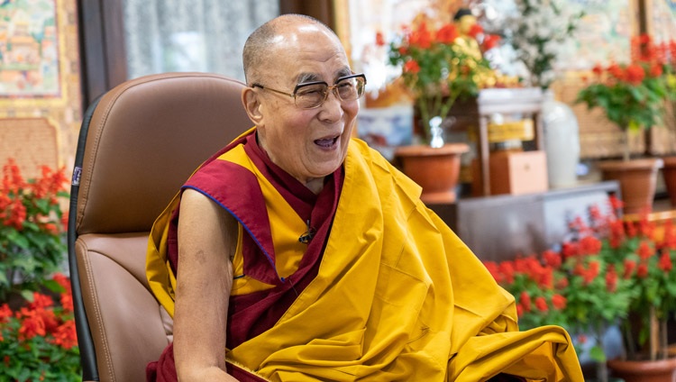 Su Santidad el Dalái Lama disfrutando de un momento distendido durante su conversación en línea con los Becarios de la Generación del Cambio de la USIP en su residencia de Dharamsala, HP, India, el 15 de octubre de 2021. Foto de Ven Tenzin Jamphel