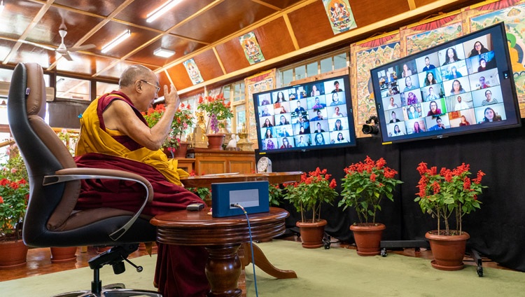 Su Santidad el Dalái Lama se dirige a la audiencia virtual de los Becarios de la Generación del Cambio de la USIP durante su conversación por internet desde su residencia en Dharamsala, HP, India, el 15 de octubre de 2021. Foto de Ven Tenzin Jamphel