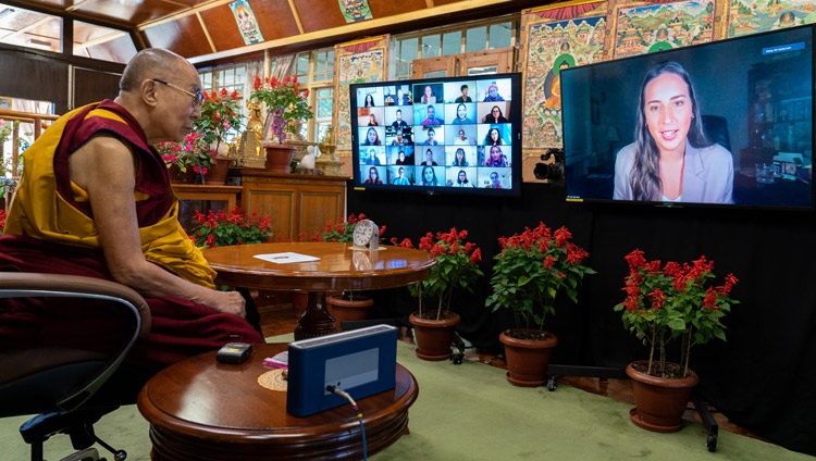 Una persona del público virtual hace una pregunta a Su Santidad el Dalái Lama durante su conversación con los Becarios de la Generación del Cambio de la USIP en su residencia en Dharamsala, HP, India, el 15 de octubre de 2021. Foto de Ven Tenzin Jamphel