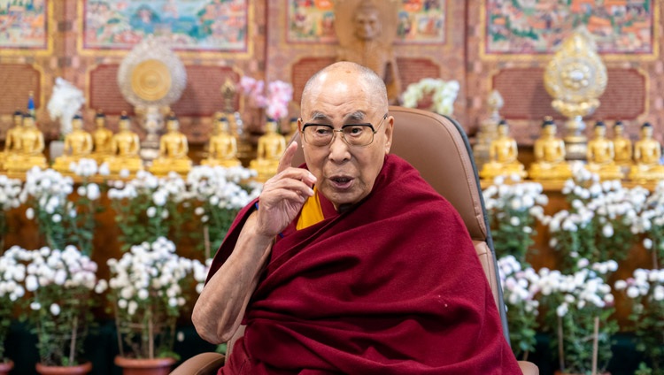 Su Santidad el Dalái Lama dirigiéndose a la audiencia virtual durante su charla en línea sobre la Compasión y el Amor organizada por el Instituto Nacional de Gestión de Desastres, India, desde su residencia en Dharamsala, HP, India, el 17 de noviembre de 2021. Foto de Ven Tenzin Jamphel