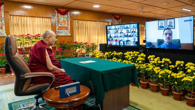 El Mayor General Manoj Kumar Bindal, Director Ejecutivo del Instituto Nacional de Gestión de Desastres de la India, dando la bienvenida a Su Santidad el Dalái Lama al inicio del programa por internet sobre Compasión y Amor el 17 de noviembre de 2021. Foto de Ven Tenzin Jamphel