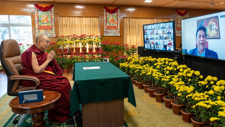 El profesor Santosh Kumar, moderador de la sesión de preguntas y respuestas, dando las gracias a Su Santidad el Dalái Lama por su charla sobre la Compasión y el Amor organizada por el Instituto Nacional de Gestión de Desastres, India, desde su residencia en Dharamsala, HP, India, el 17 de noviembre de 2021. Foto de Ven Tenzin Jamphel