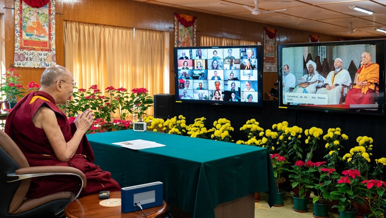 Su Santidad el Dalái Lama viendo un vídeo en el que recuerda sus cuatro visitas anteriores a Brasil al final de su conversación sobre la Educación del Corazón online su residencia en Dharamsala, HP, India el 24 de noviembre de 2021. Foto de Ven Tenzin Jamphel