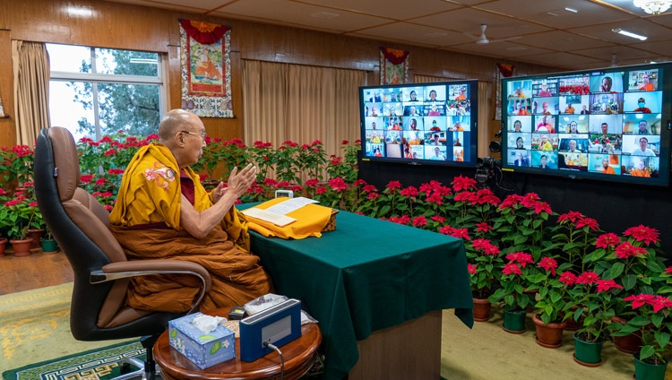 Su Santidad el Dalái Lama dirigiéndose a la audiencia virtual en el primer día de su enseñanza solicitada por grupos budistas del sur y sureste de Asia por internet desde su residencia en Dharamsala, HP, India, el 17 de diciembre de 2021. Foto de Ven Tenzin Jamphel