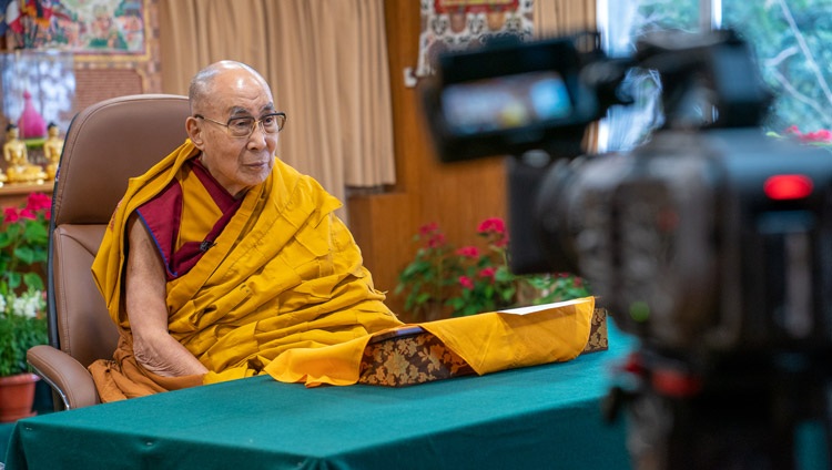 Su Santidad el Dalái Lama hablando en el primer día de su enseñanza sobre el «Sutta Maha-Satipatthana» por internet desde su residencia en Dharamsala, HP, India, el 17 de diciembre de 2021. Foto de Ven Tenzin Jamphel