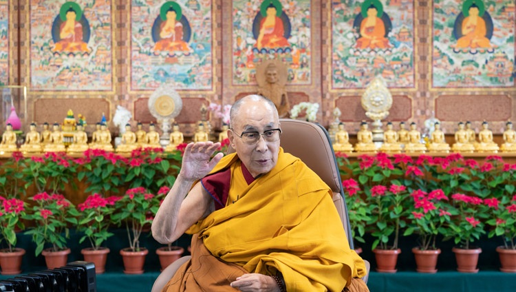 Su Santidad el Dalái Lama hablando sobre «Afrontar los desafíos con compasión y sabiduría», organizado por el Instituto Indio de Gestión, Rohtak, en línea desde su residencia en Dharamsala, HP, India, el 23 de diciembre de 2021. Foto de Ven Tenzin Jamphel