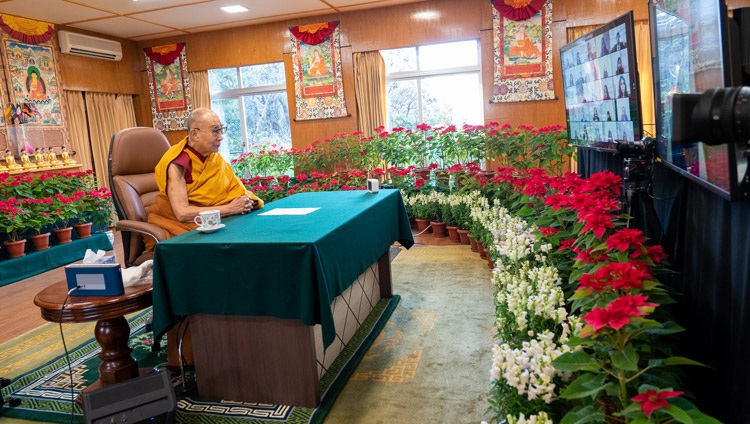 Su Santidad el Dalái Lama dirigiéndose a la audiencia virtual durante su charla sobre «Afrontar los retos con compasión y sabiduría» organizada por el Instituto Indio de Gestión, Rohtak, por videoconferencia desde su residencia en Dharamsala, HP, India, el 23 de diciembre de 2021. Foto de Ven Tenzin Jamphel