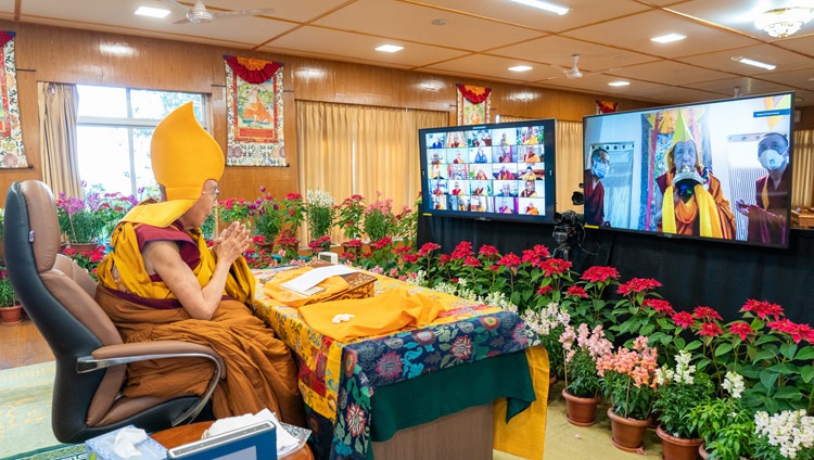 Ganden Tri Rinpoché en su residencia del monasterio de Sera Ye en Bylakuppe, al sur de la India, ofreciendo un mandala del universo y representaciones del cuerpo, la palabra y la mente de la iluminación a Su Santidad el Dalái Lama al comienzo de las enseñanzas el 29 de diciembre de 2021. Foto de Ven Tenzin Jamphel