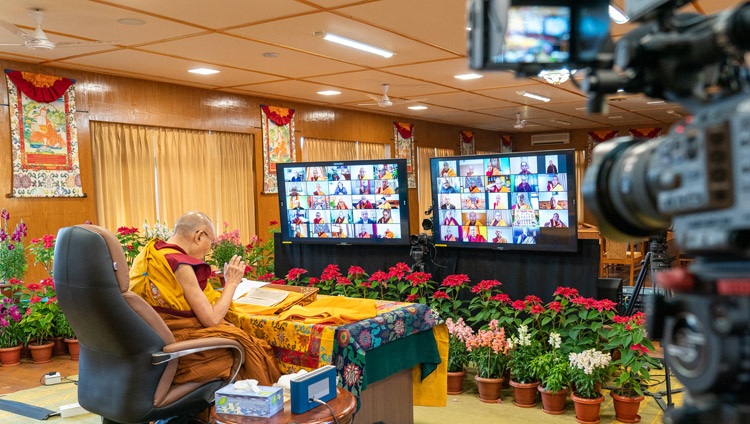 Su Santidad el Dalái Lama leyendo los «Tres aspectos principales del camino» de Lama Tsongkhapa durante su enseñanza por internet desde su residencia en Dharamsala, HP, India, el 29 de diciembre de 2021. Foto de Ven Tenzin Jamphel