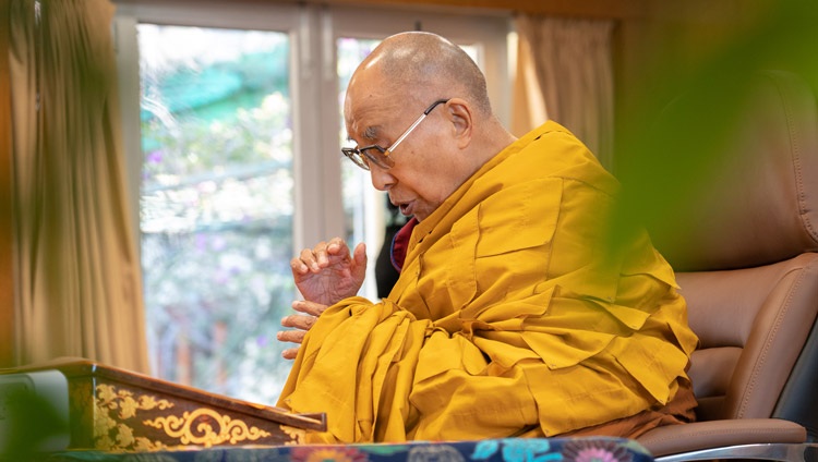 Su Santidad el Dalái Lama comentando textos de Lama Tsongkhapa durante su enseñanza por internet desde su residencia en Dharamsala, HP, India, el 29 de diciembre de 2021. Foto de Ven Tenzin Jamphel