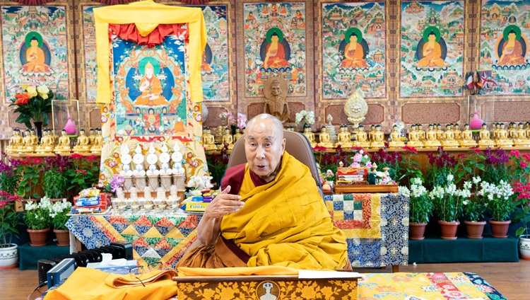 Su Santidad el Dalái Lama dirigiéndose a la audiencia virtual durante su enseñanza para conmemorar a Lama Tsongkhapa por internet desde su residencia en Dharamsala, HP, India, el 29 de diciembre de 2021. Foto de Ven Tenzin Jamphel