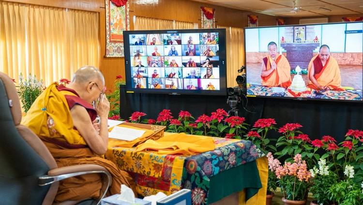 Dos maestros de canto sentados en la capilla de meditación del Centro Científico Loseling en el monasterio Drepung de Mundgod, en el sur de la India, dirigiendo las recitaciones para cerrar la enseñanza por internet de Su Santidad el Dalái Lama el 29 de diciembre de 2021. Foto de Ven Tenzin Jamphel