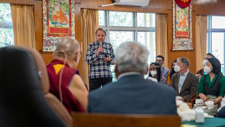 Former Minister of Environment of the Czech Republic Martin Bursik outlining the topics of the Dialogue for Our Future to His Holiness the Dalai Lama during their meeting in Dharamsala, HP, India on April 22, 2022. Photo by Tenizn Choejor