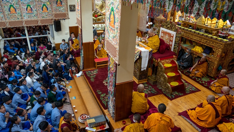 Vista del interior del Templo Tibetano Principal durante la iniciación de Avalokiteshvara en el segundo día de las Enseñanzas de Su Santidad el Dalái Lama para la Juventud Tibetana en Dharamsala, HP, India, el 2 de junio de 2022. Foto de Tenzin Choejor
