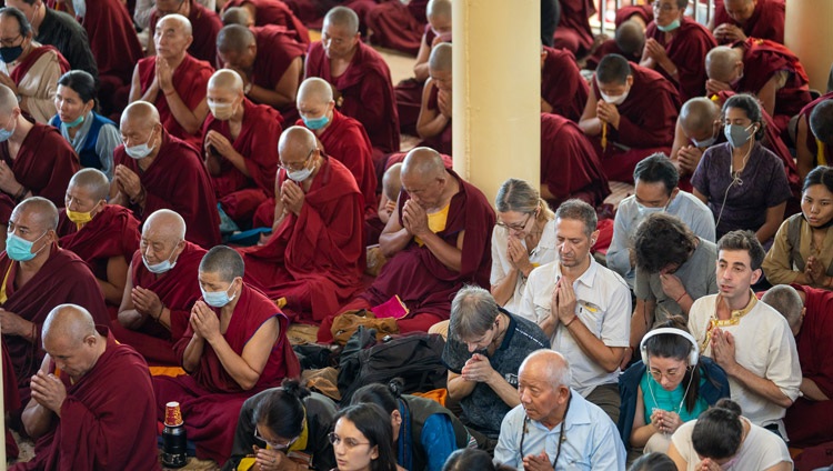 Algunas de las más de 8500 personas de 56 países que escuchan a Su Santidad el Dalái Lama en el primer día de su enseñanza de dos días en el Templo Tibetano Principal en Dharamsala, HP, India, el 13 de junio de 2022. Foto de Tenzin Choejor