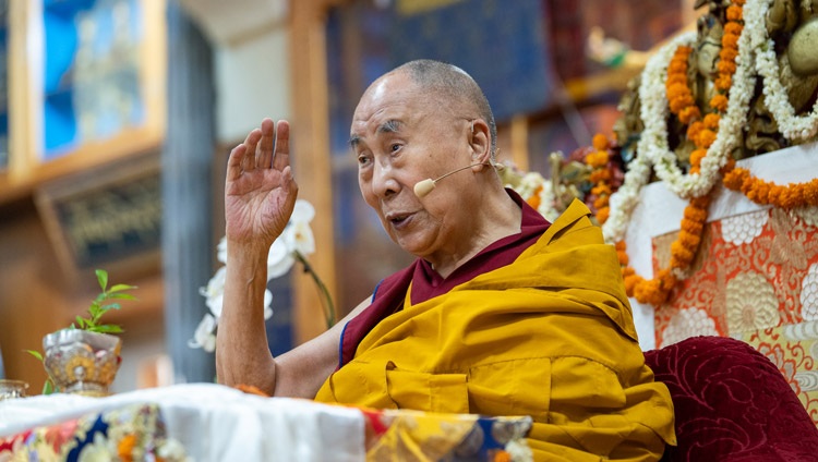 Su Santidad el Dalái Lama dirigiéndose a los reunidos en el Templo Tibetano Principal en el primer día de su enseñanza de dos días en Dharamsala, HP, India, el 13 de junio de 2022. Foto de Tenzin Choejor