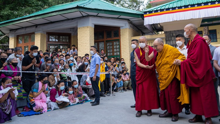 Su Santidad el Dalái Lama saluda a la multitud reunida en el patio del Templo Tibetano Principal a su llegada al primer día de sus dos jornadas de enseñanza en Dharamsala, HP, India, el 13 de junio de 2022. Foto de Tenzin Choejor