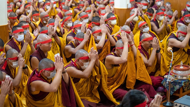 Monjes sentados en el Templo Tibetano Principal siguiendo las instrucciones de Su Santidad el Dalái Lama mientras otorga la iniciación de Avalokiteshvara Jinasagara en Dharamsala, HP, India, el 14 de junio de 2022. Foto de Tenzin Choejor