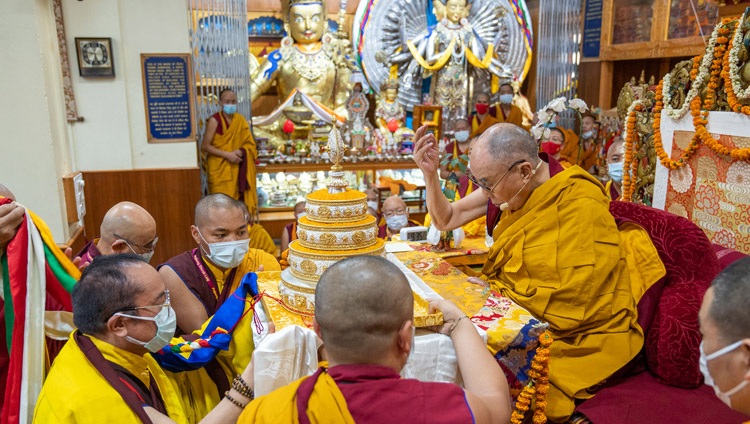 Tai Situ Rinpoche ofreciendo un mandala al final de la iniciación de Avalokiteshvara Jinasagara impartida por Su Santidad el Dalái Lama en el Templo Tibetano Principal de Dharamsala, HP, India, el 14 de junio de 2022. Foto de Tenzin Choejor