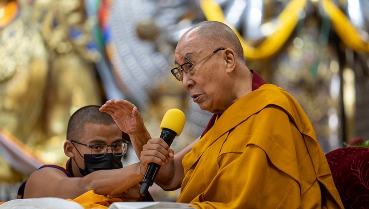 Su Santidad el Dalái Lama dirigiéndose a los reunidos en el Templo Tibetano Principal al final de la Ceremonia de Ofrenda de larga vida en Dharamsala, HP, India, el 24 de junio de 2022. Foto de Tenzin Choejor