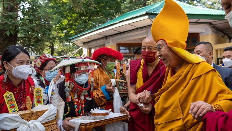 Miembros de los grupos tibetanos que organizaron la Ofrenda de larga vida sosteniendo ofrendas tradicionales de bienvenida mientras Su Santidad llega al patio del Templo Tibetano Principal en Dharamsala, HP, India, el 24 de junio de 2022. Foto de Tenzin Choejor