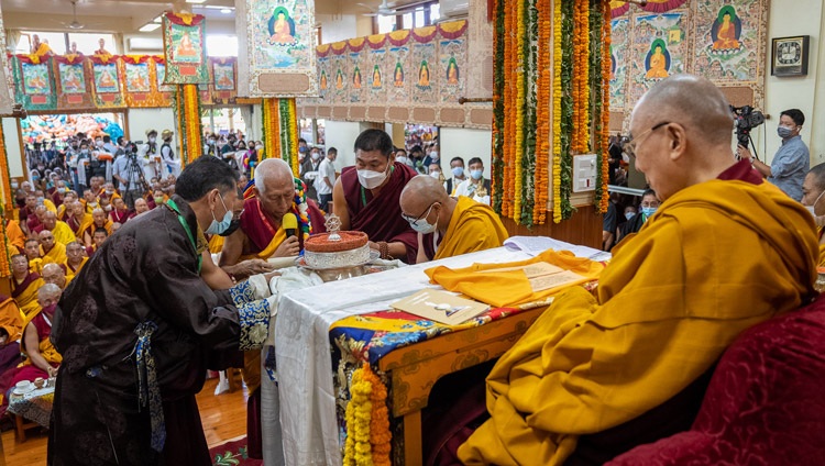 Ven Samdhong Rinpoché recitando un elogio y una petición delante de Su Santidad el Dalái Lama durante la ceremonia de ofrenda de larga vida en el Templo Tibetano Principal de Dharamsala, HP, India, el 24 de junio de 2022. Foto de Tenzin Choejor