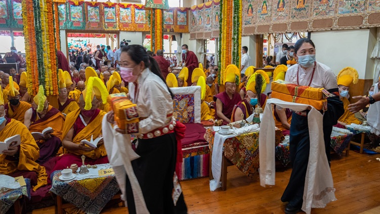 Miembros de los grupos tibetanos que organizaron la Ceremonia de Ofrendas de larga vida sosteniendo ofrendas mientras caminaban frente a Su Santidad el Dalái Lama en el Templo Tibetano Principal en Dharamsala, HP, India, el 24 de junio de 2022. Foto de Tenzin Choejor