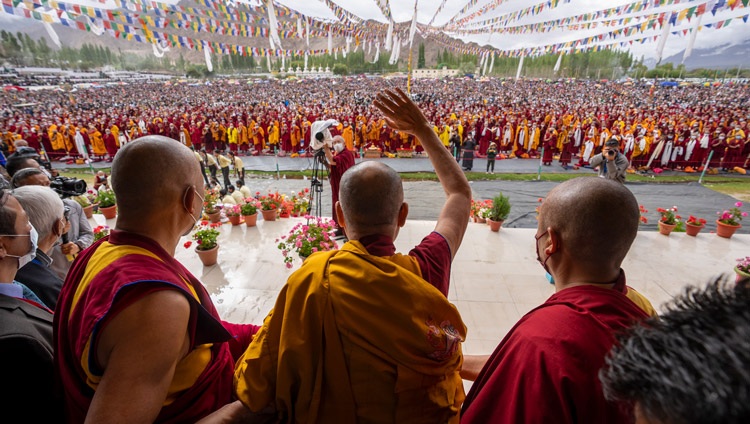 Su Santidad el Dalái Lama saluda a la multitud de más de 45.000 personas desde la parte delantera del escenario del Campo de Enseñanza de Shewatsel a su llegada al primer día de enseñanzas en Leh, Ladakh, India, el 28 de julio de 2022. Foto de Tenzin Choejor