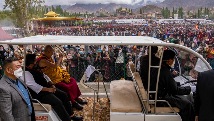 Su Santidad el Dalái Lama saluda a la multitud mientras regresa a su residencia al concluir el primer día de enseñanzas en el Campo de Enseñanza de Shewatsel en Leh, Ladakh, UT, India, el 28 de julio de 2022. Foto de Tenzin Choejor