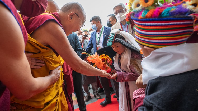 Su Santidad el Dalái Lama saluda a una joven de Ladakh vestida con un traje tradicional a su llegada al segundo día de enseñanzas en el Campo de Enseñanza de Shewatsel en Leh, Ladakh, UT, India, el 29 de julio de 2022. Foto de Tenzin Choejor