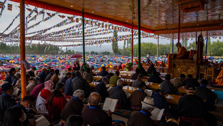 Los paraguas protegen a la mayor parte de la multitud de la lluvia durante el segundo día de las enseñanzas de Su Santidad el Dalái Lama en el Campo de Enseñanza de Shewatsel en Leh, Ladakh, UT, India, el 29 de julio de 2022. Foto de Tenzin Choejor