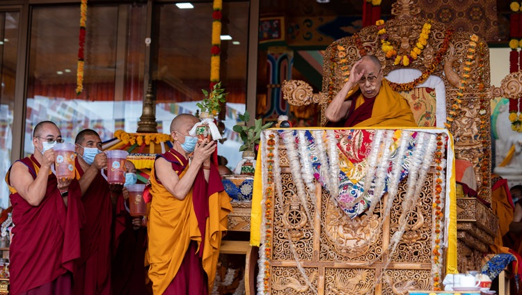 Su Santidad el Dalái Lama otorgando la iniciación de Avalokitshvara en el Campo de Enseñanza de Shewatsel en Leh, Ladakh, UT, India el 30 de julio de 2022. Foto de Tenzin Choejor