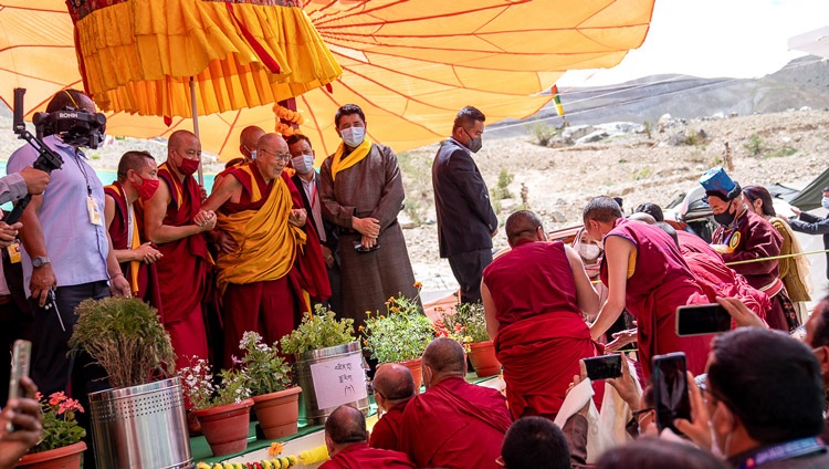 Su Santidad el Dalái Lama observa a los monjes debatir sobre filosofía budista como parte del Gran Debate de Verano mientras llega para su enseñanza en Lingshed, distrito de Leh, UT, Ladakh, el 10 de agosto de 2022. Foto de Tenzin Choejor