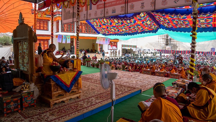 Su Santidad el Dalái Lama comentando las «Ocho estrofas para entrenar la mente» a los reunidos en el terreno junto al monasterio de Lingshed en Lingshed, distrito de Leh, UT, Ladakh, el 10 de agosto de 2022. Foto de Tenzin Choejor