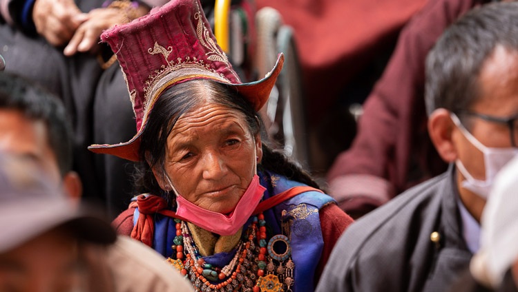 Una mujer de entre público, estimado en 3.000 personas, escucha a Su Santidad el Dalái Lama durante su enseñanza en Lingshed, distrito de Leh, UT, Ladakh, el 10 de agosto de 2022. Foto de Tenzin Choejor