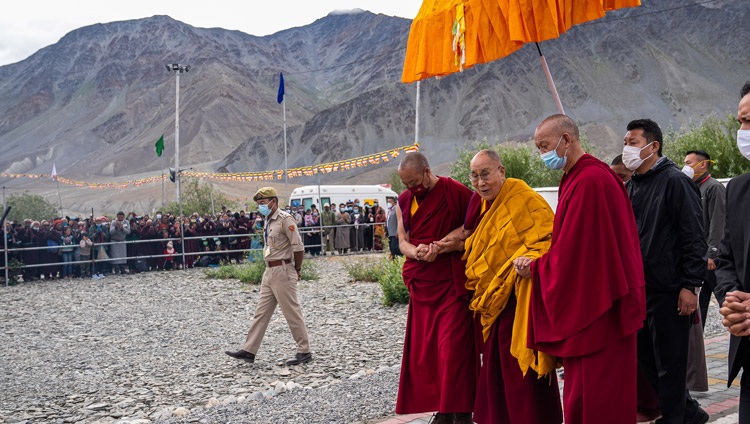 Su Santidad el Dalái Lama caminando hacia el pabellón de enseñanza en Padum, Zanskar, Ladakh, UT, India, el 12 de agosto de 2022. Foto de Tenzin Choejor