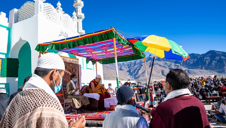 El imán local ofreciendo una oración al comienzo de la reunión de Su Santidad el Dalái Lama con miembros de la comunidad musulmana en el Eid Gah en Padum, Zanskar, Ladakh, UT, India el 13 de agosto de 2022. Foto de Tenzin Choejor